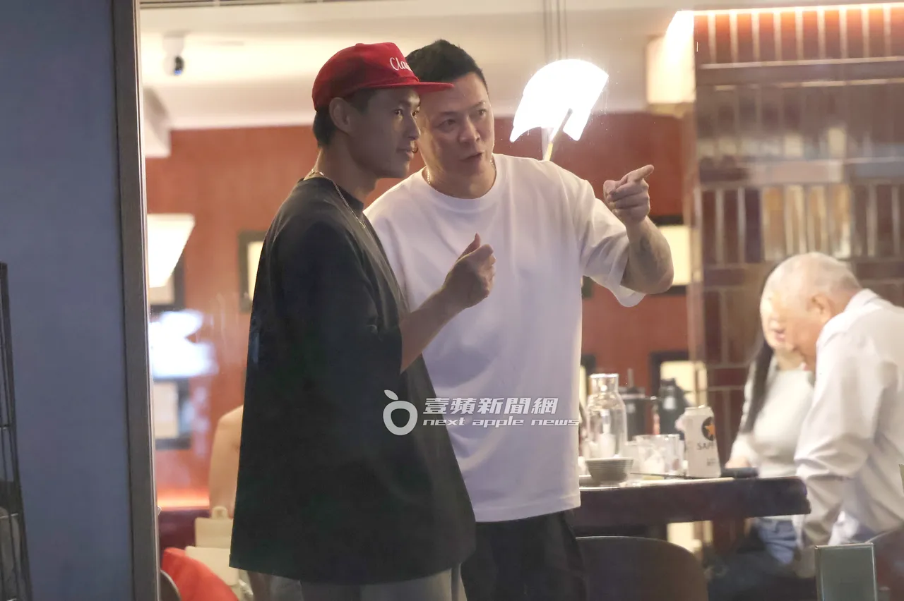 杨祐宁（左）和郭台强女婿看向店外聊得很起劲。特勤中心摄