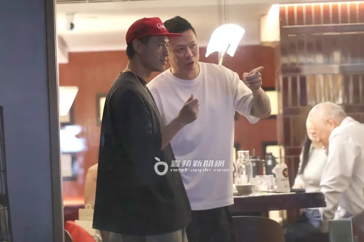 楊祐寧（左）和郭台強女婿看向店外聊得很起勁。特勤中心攝