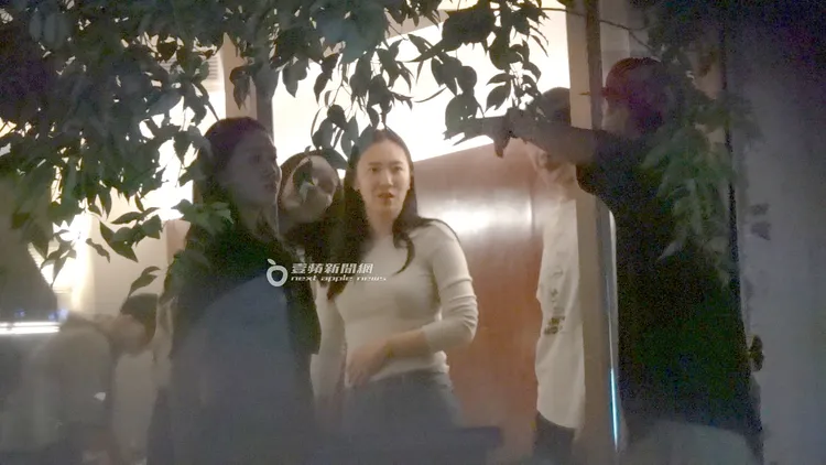 楊祐寧（右）手比弧度介紹戶外柳樹形狀，並表示自己很滿意。特勤中心攝