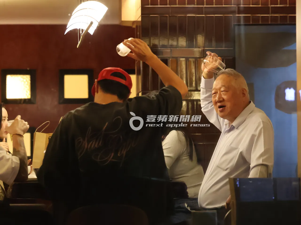 杨祐宁（中）同样将喝完的酒杯往头上倒倒。特勤中心摄