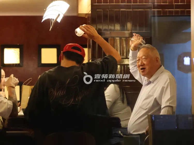 楊祐寧（中）同樣將喝完的酒杯往頭上倒倒。特勤中心攝