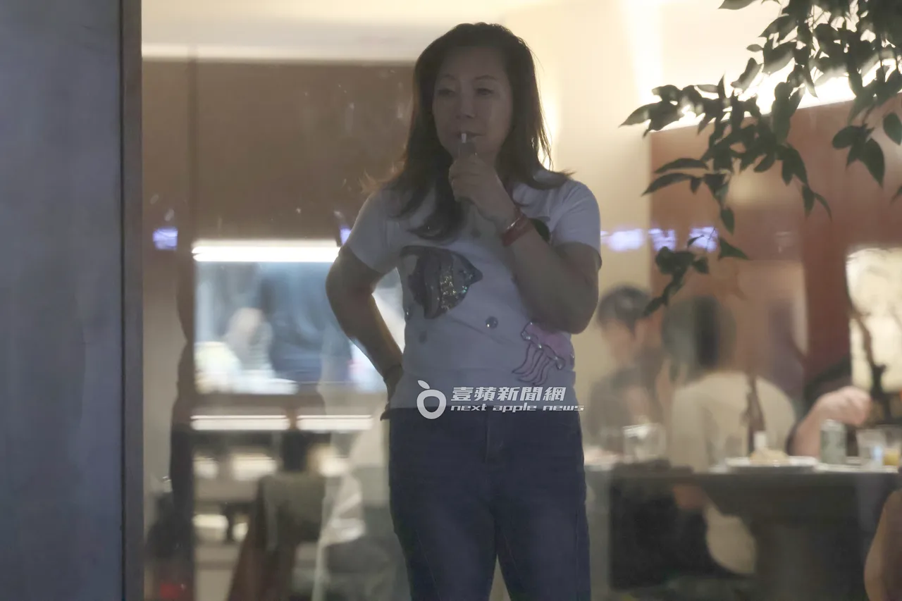 罗玉珍不时走出元锅抽烟透气。特勤中心摄，《壹苹新闻网》提醒您，吸烟有碍健康