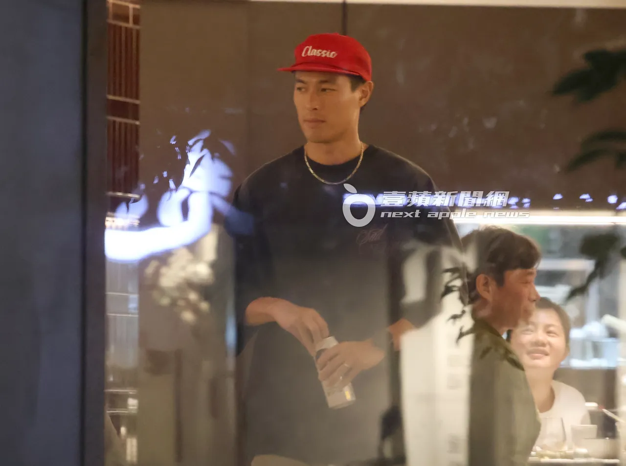 杨祐宁到厨房拿了一罐啤酒。特勤中心摄