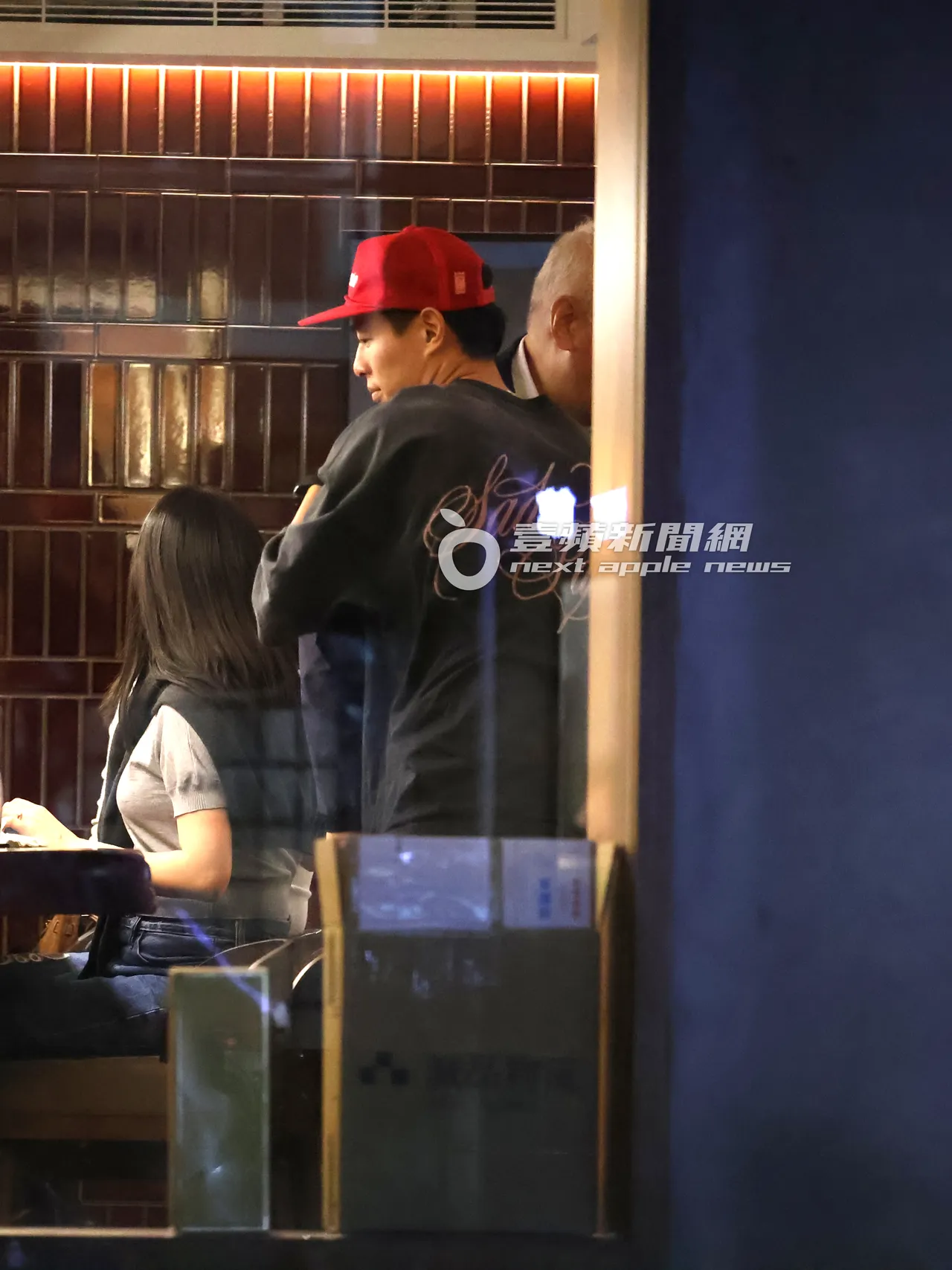 杨祐宁（中）不忘与郭台强来个拥抱。特勤中心摄