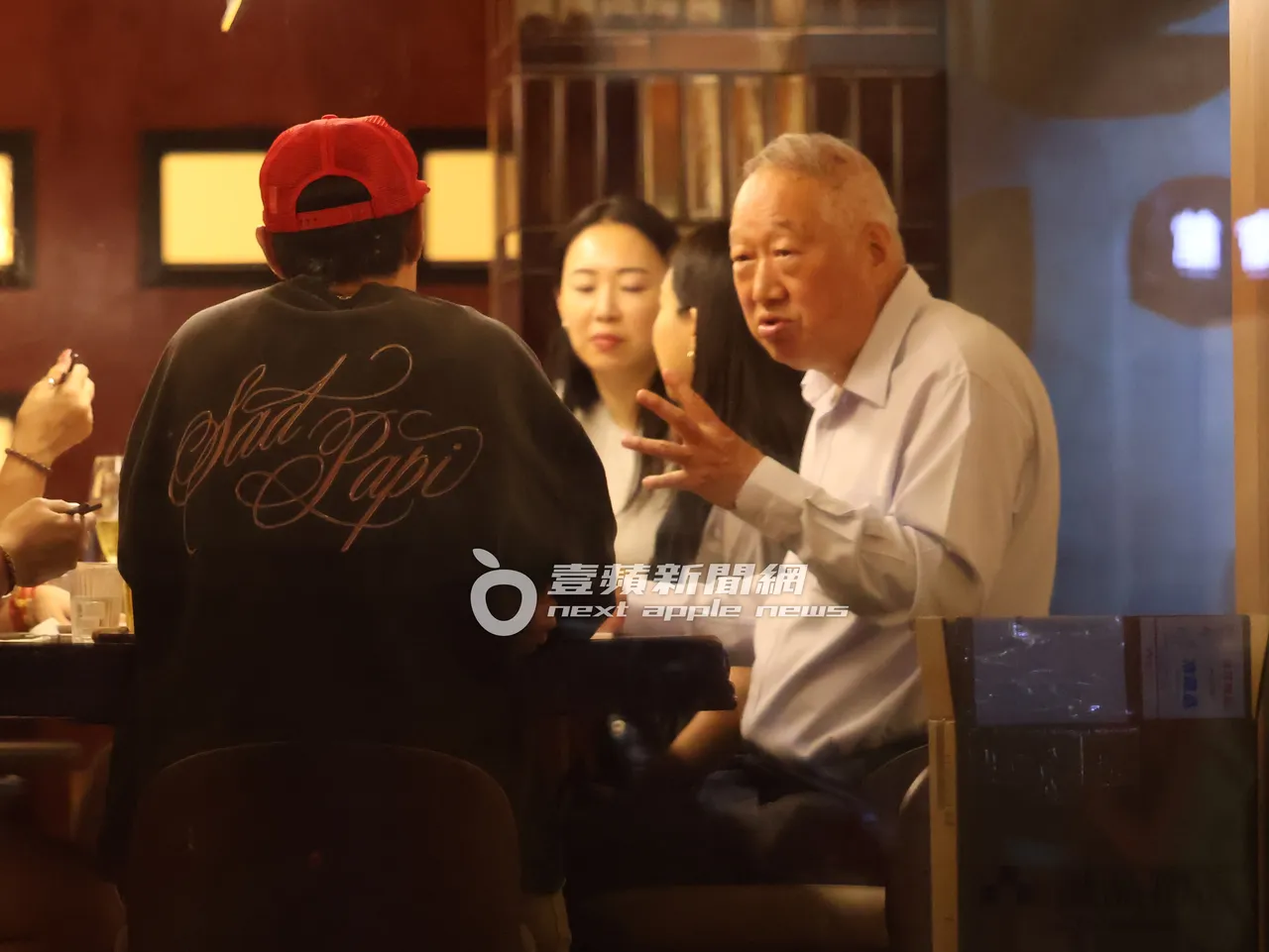 郭台强（右）与杨祐宁热络聊天，手势也很多。特勤中心摄