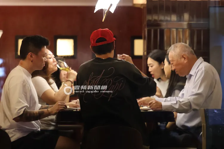 楊祐寧（中）舉杯向羅玉珍（左二）敬酒。特勤中心攝