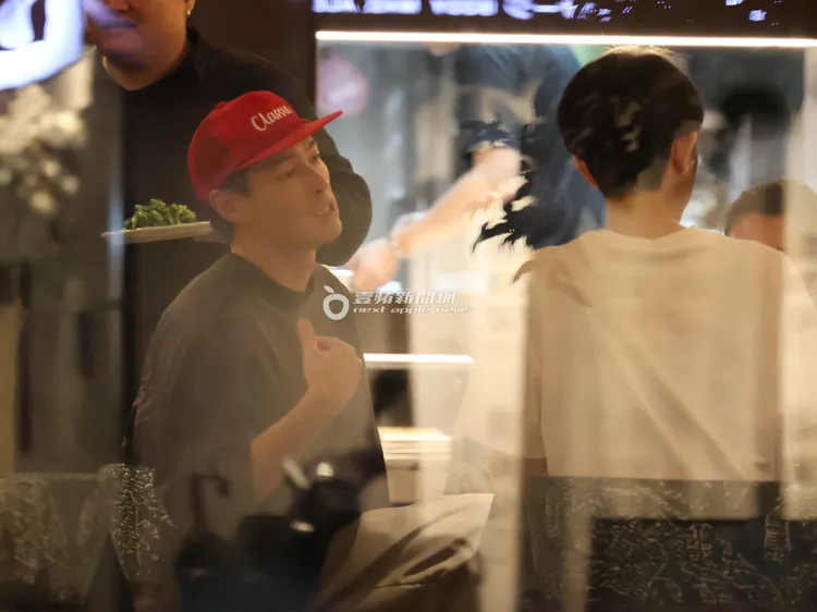 楊祐寧（左）坐到經紀人旁邊續攤。特勤中心攝