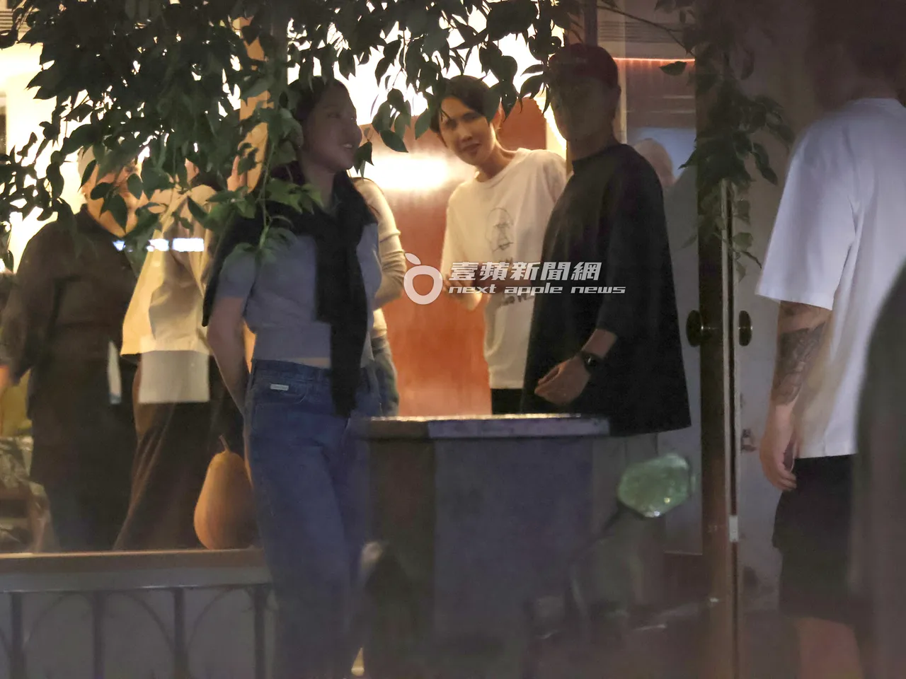 大家走到门口送郭台强夫妇离开。特勤中心摄