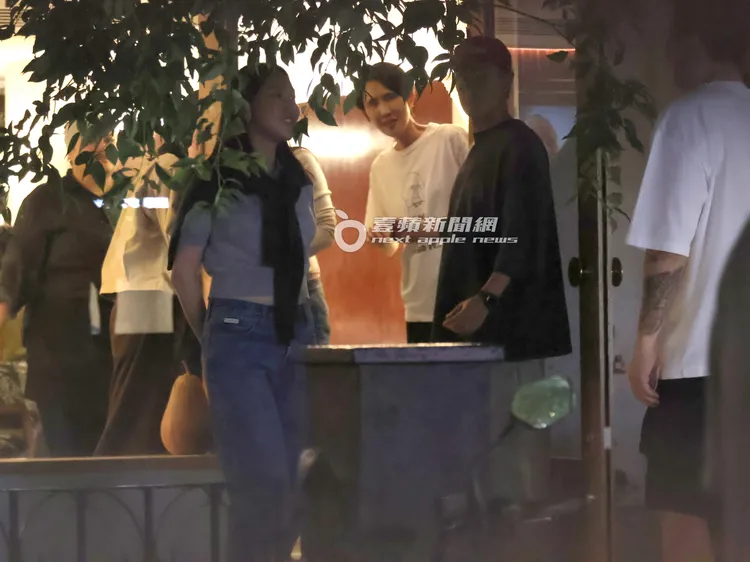 大家走到門口送郭台強夫婦離開。特勤中心攝