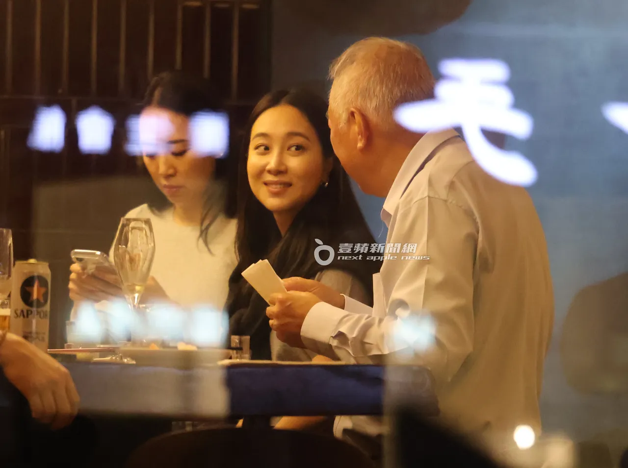 郭台强（右起）与阿梅聊得十分开心，女儿Betty则在一旁回讯息。特勤中心摄