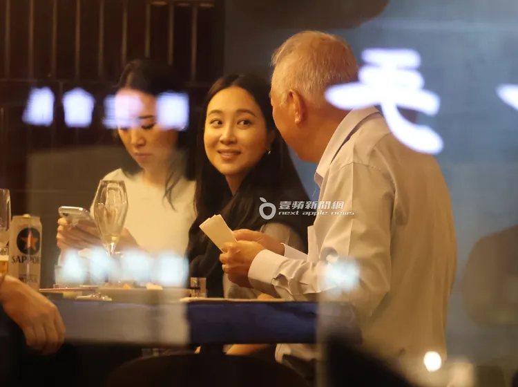 郭台強（右起）與阿梅聊得十分開心，女兒Betty則在一旁回訊息。特勤中心攝