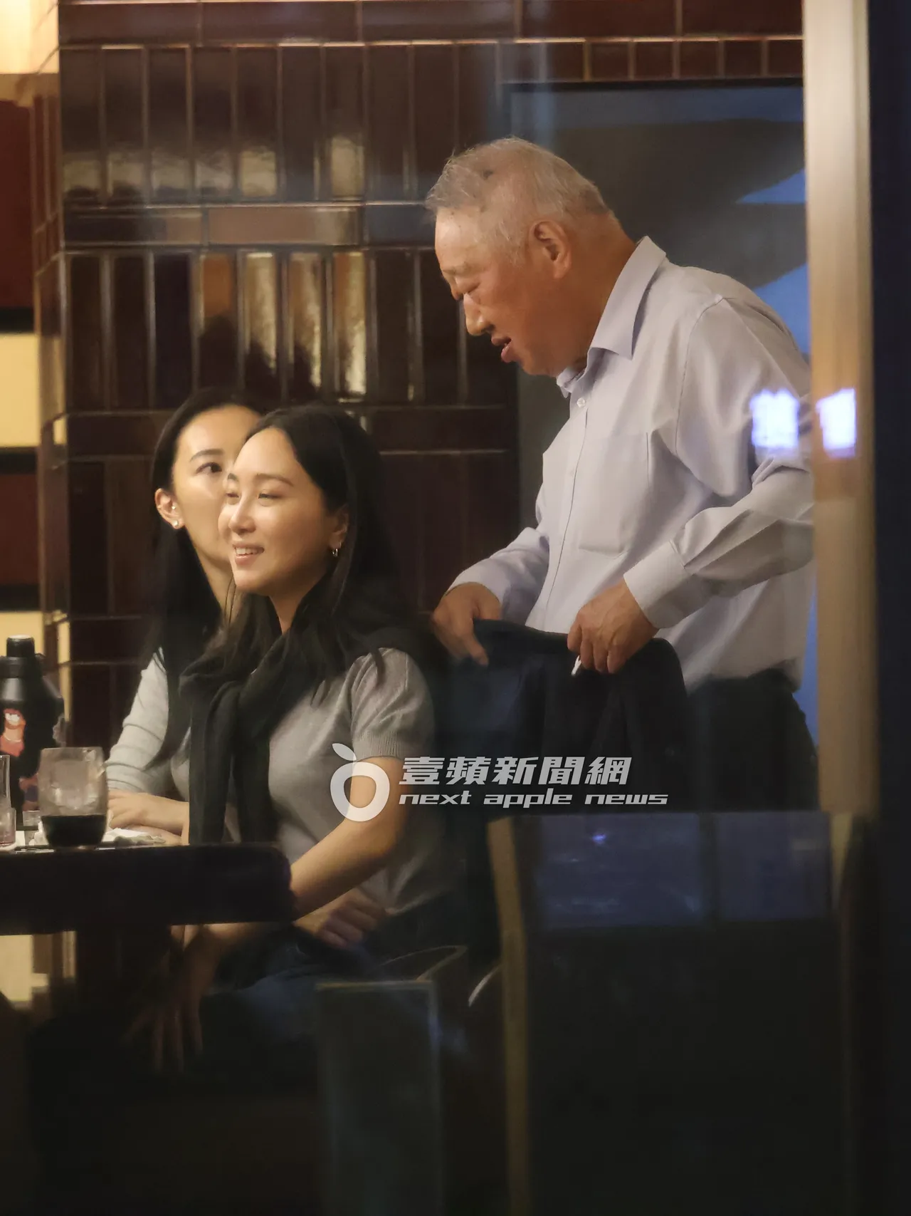 郭台强（右）拿起外套准备离开。特勤中心摄