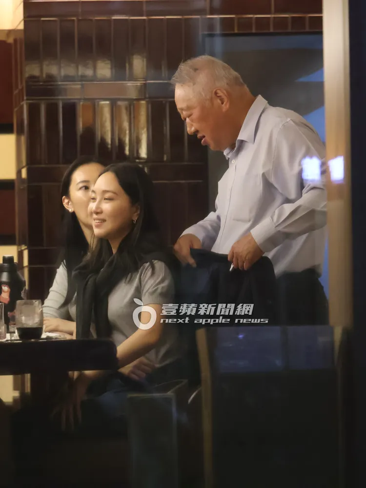 郭台強（右）拿起外套準備離開。特勤中心攝