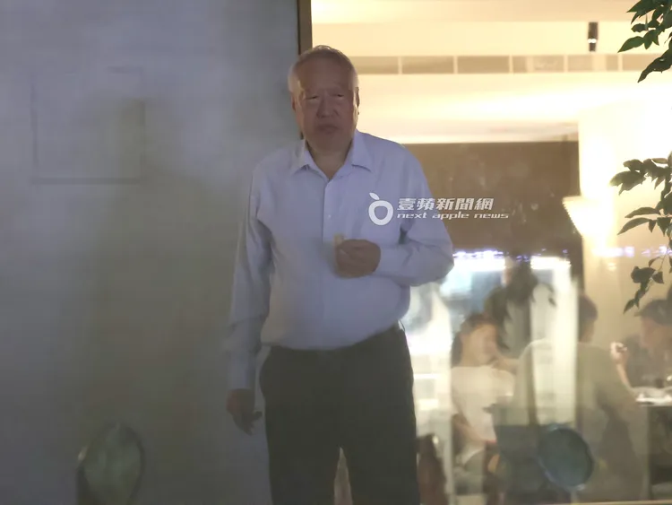 郭台強拿著點心走到店外吹風透氣。特勤中心攝