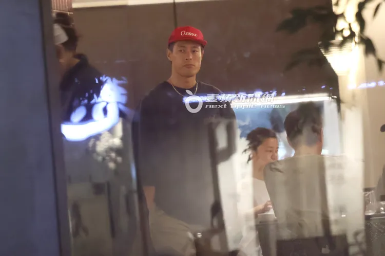 身為餐廳主人的楊祐寧不時走到廚房監督。特勤中心攝