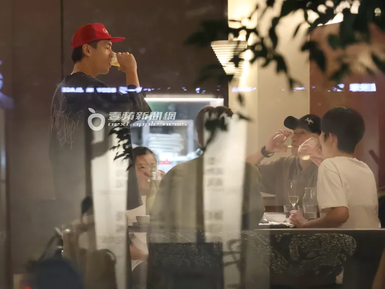 楊祐寧走到一旁餐桌向經紀人及友人們敬酒乾一杯。特勤中心攝