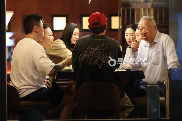 郭台強（右）對著楊祐寧談話，表情認真投入。特勤中心攝