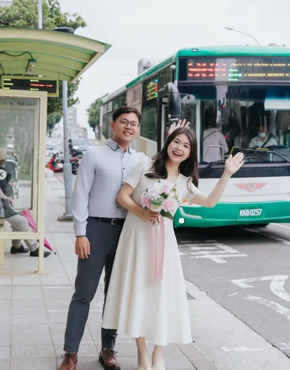 2人在公車站牌排婚紗照。翻攝簡嘉芸IG