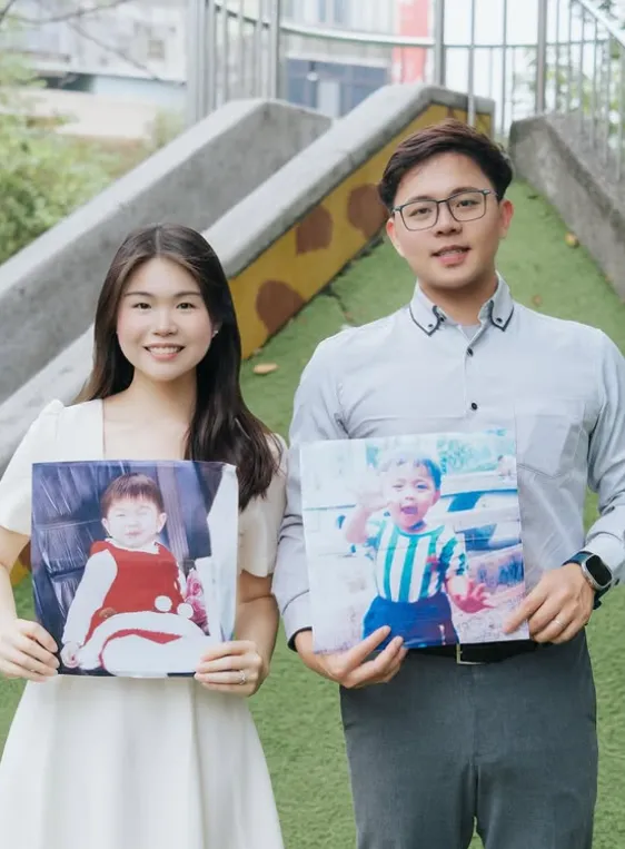 新人拿著童年照在公園合影。翻攝簡嘉芸IG
