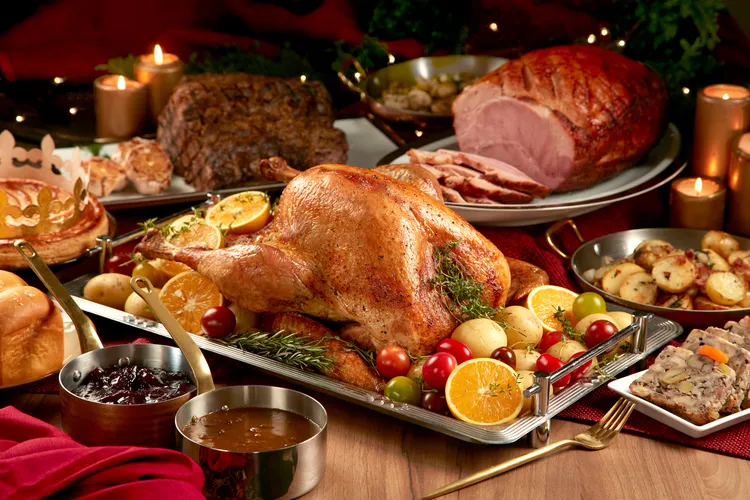 台北喜來登The Deli 獻上兩款「感恩聖誕禮籃」，主打「香烤火雞繽紛組」除了香氣四溢的主餐還搭配多款應景配菜，為歲末聚餐增添美味與歡愉。台北喜來登大飯店提供