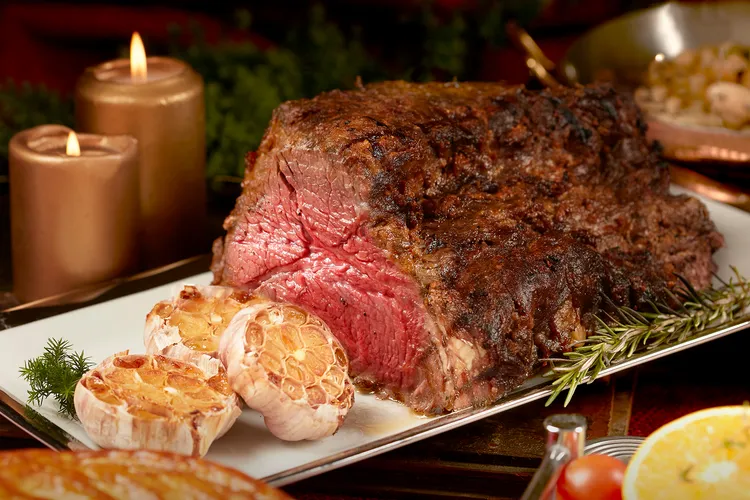 台北喜來登「爐烤牛肉溫馨組」以重達2.5公斤的美國安格斯肋眼烤至，搭配豐盛配菜與杏仁奶油派，與家人共享節慶美味。台北喜來登大飯店提供