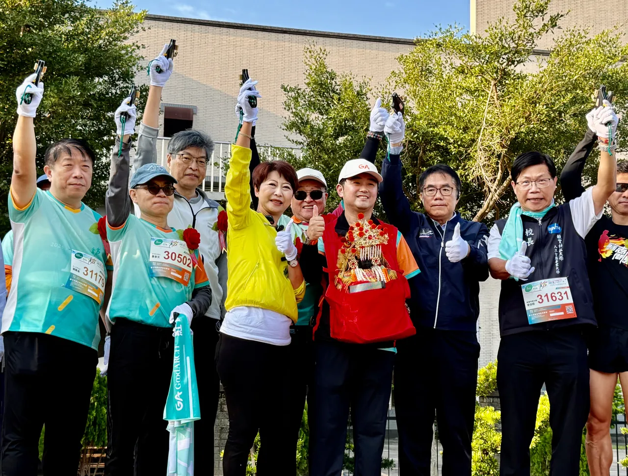 台南市长黄伟哲、立委陈亭妃等人也出席鸣枪开跑。主办单位提供