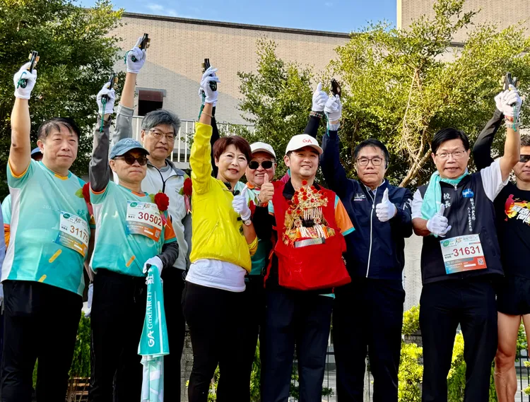 台南市長黃偉哲、立委陳亭妃等人也出席鳴槍開跑。主辦單位提供