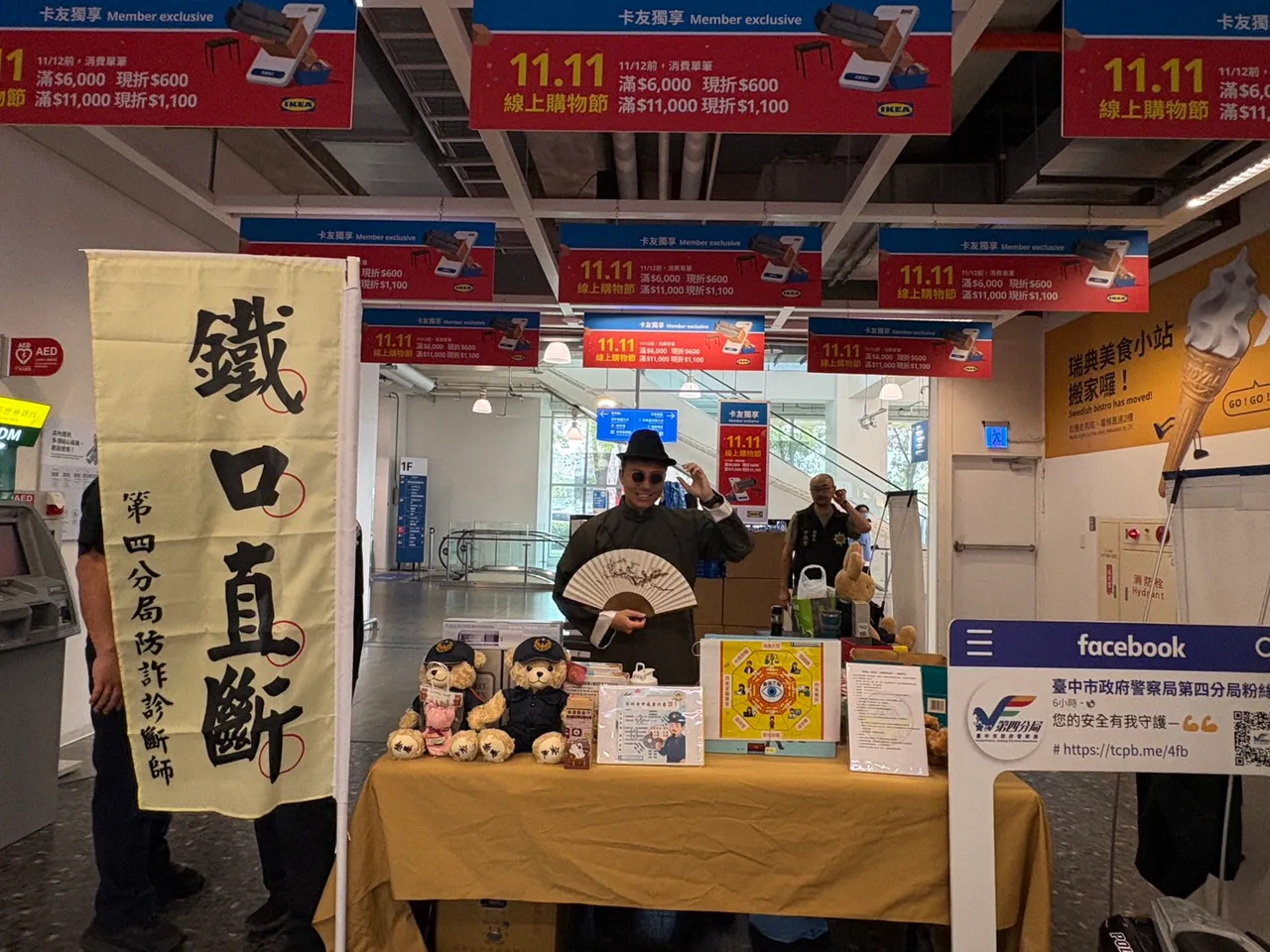 员警化身「命理师」，铁口直断为民众防诈骗。警方提供