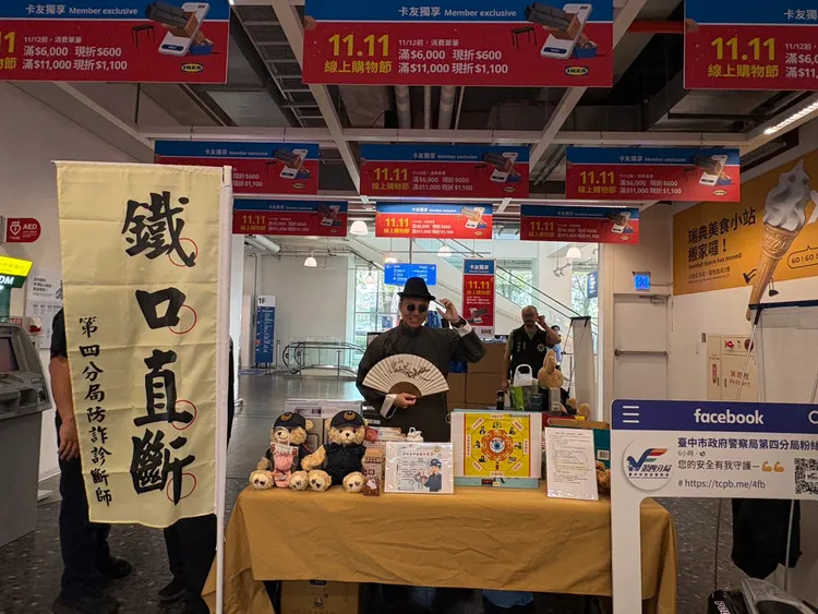 員警化身「命理師」，鐵口直斷為民眾防詐騙。警方提供