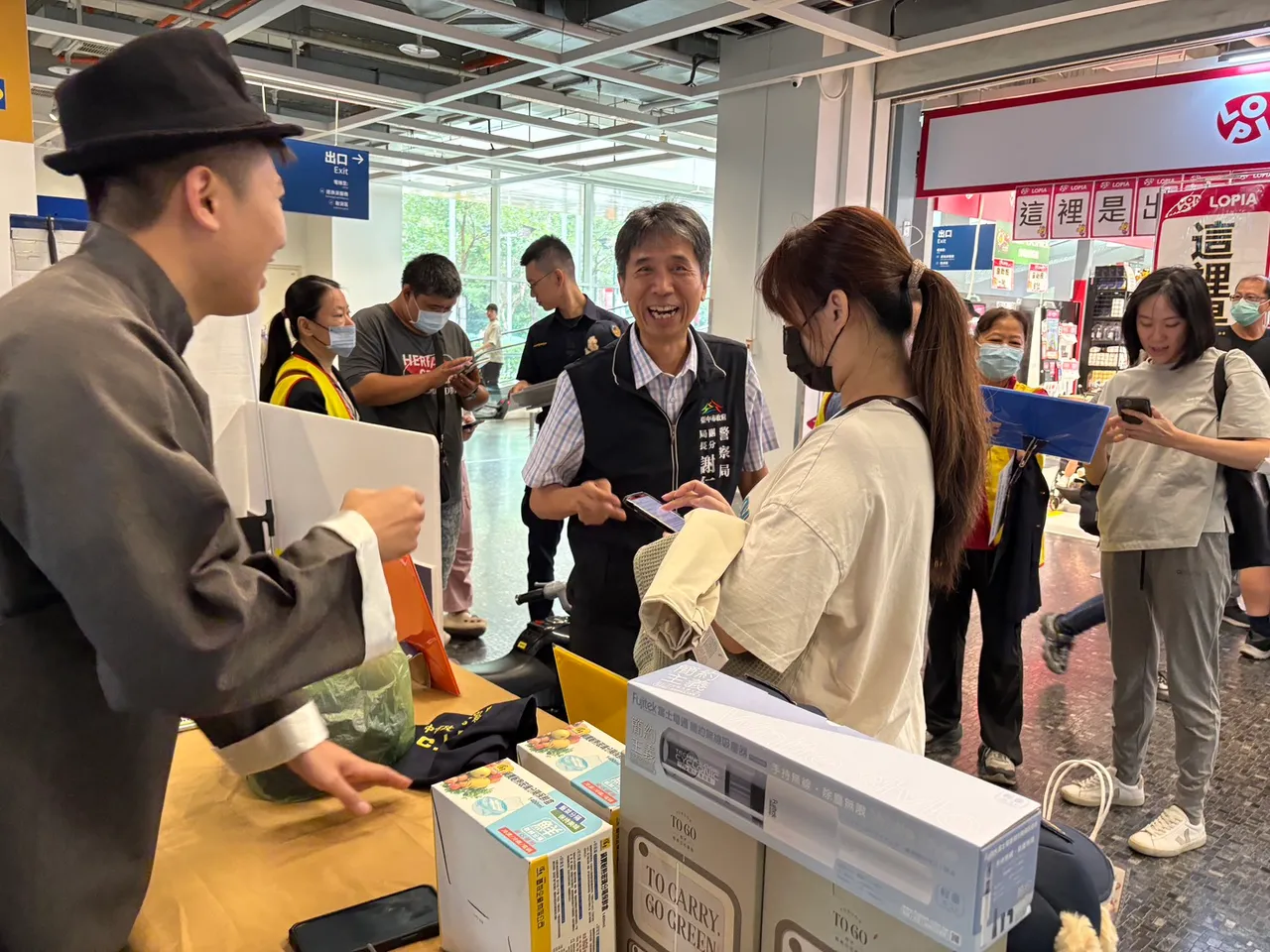 闯关区还结合「诈骗咨询命盘」互动问答及有奖挑战，现场民众反应热烈。警方提供