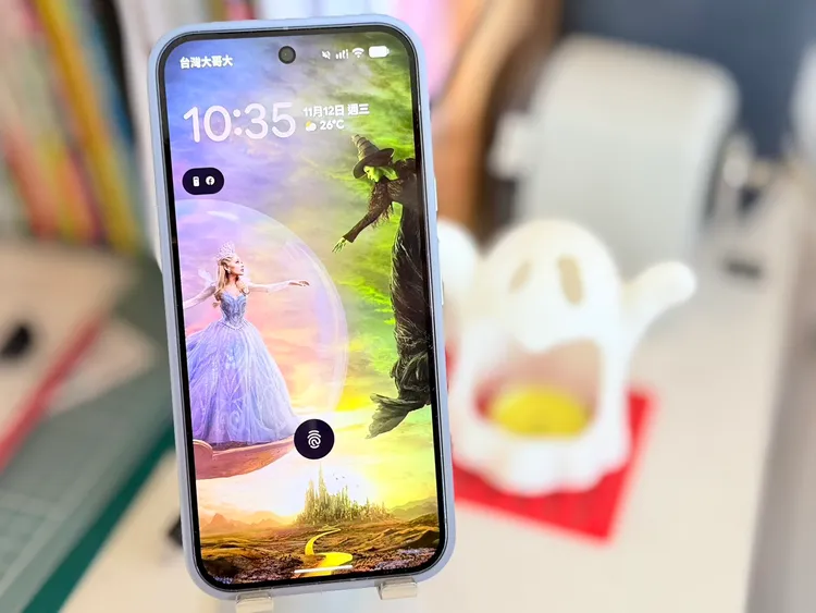 Google在Play商店推出全新《主题包》App，壹苹实测Pixel用户可一键套用《魔法坏女巫：第二部》魔法女巫主题，桌布、音效与图示全面焕新。赵筱文摄