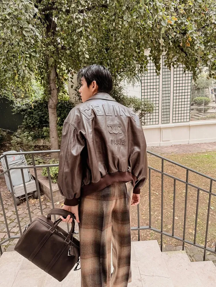 BTS成員V以深棕皮衣搭配CELINE大型波士頓包。品牌提供