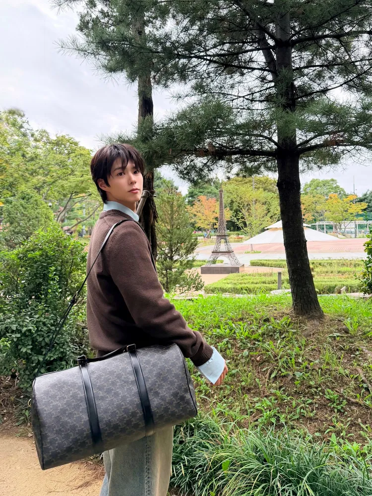 朴寶劍肩背CELINE標誌印花大型旅行袋。品牌提供