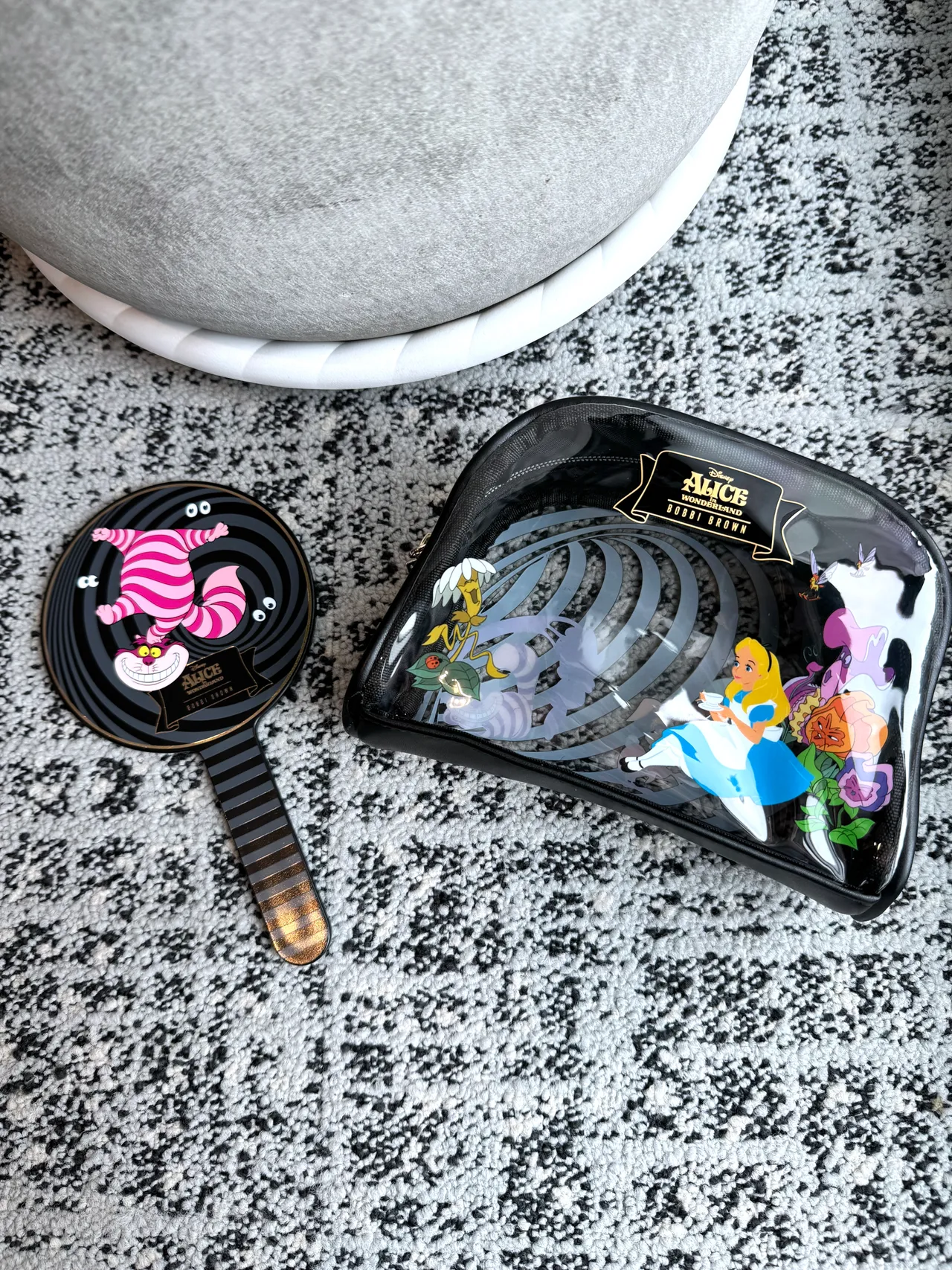 指定销售通路满额赠，爱丽丝限量化妆包、爱丽丝限量手拿镜。张家玲摄