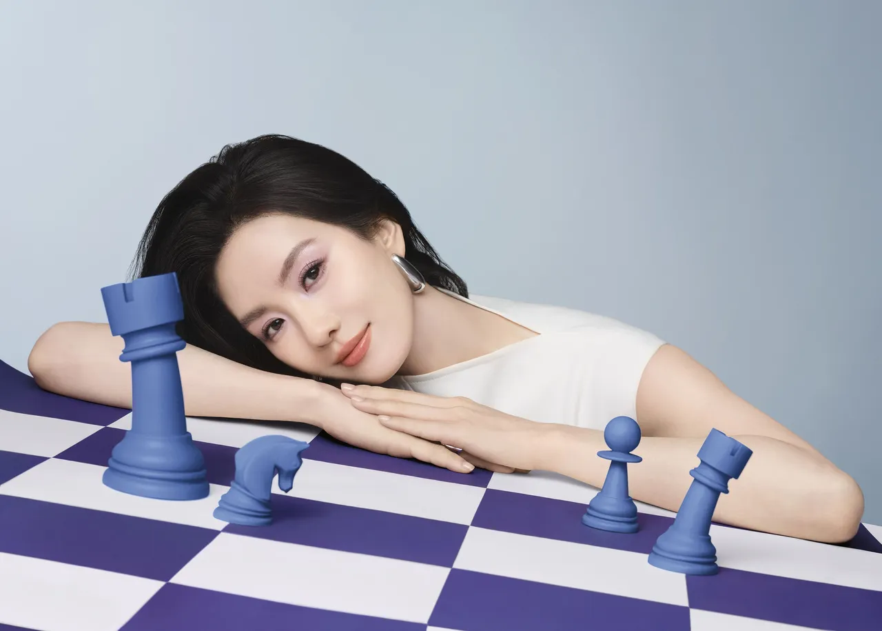 刘诗诗也深陷于Bobbi Brown与爱丽丝梦游仙境联名系列的奇幻魅力中。品牌提供