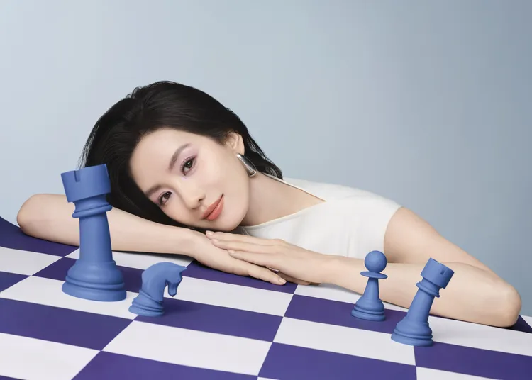 劉詩詩也深陷於Bobbi Brown與愛麗絲夢遊仙境聯名系列的奇幻魅力中。品牌提供