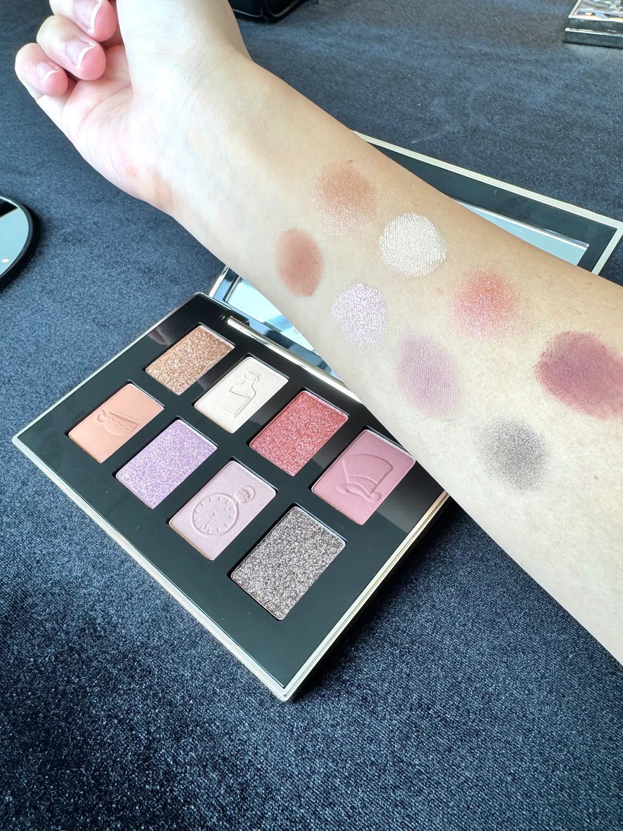 Bobbi Brown x 爱丽丝梦游仙境八色盘，2600元。张家玲摄