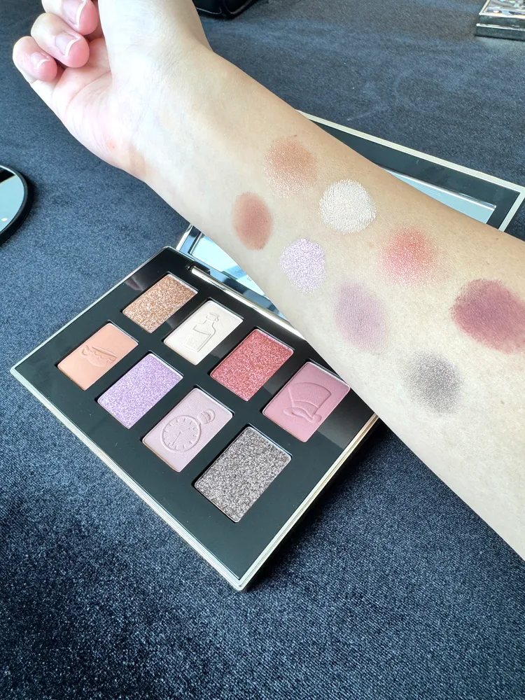 Bobbi Brown x 愛麗絲夢遊仙境八色盤，2600元。張家玲攝