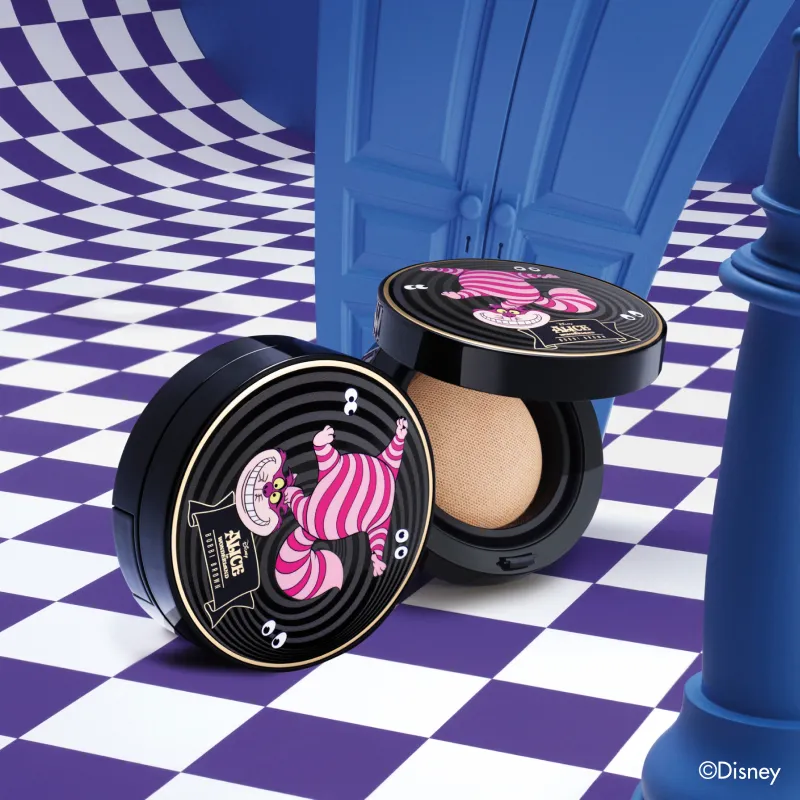 Bobbi Brown x 爱丽丝梦游仙境雾光持久气垫粉饼，2400元。品牌提供