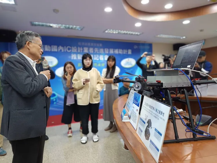 今年獲補助的原相科技董事長黃森煌（圖左）指出，公司將開發台灣首款可應用於無人機的紅外線熱感測與高動態對比影像晶片，以及雙光整合模組。許麗珍攝