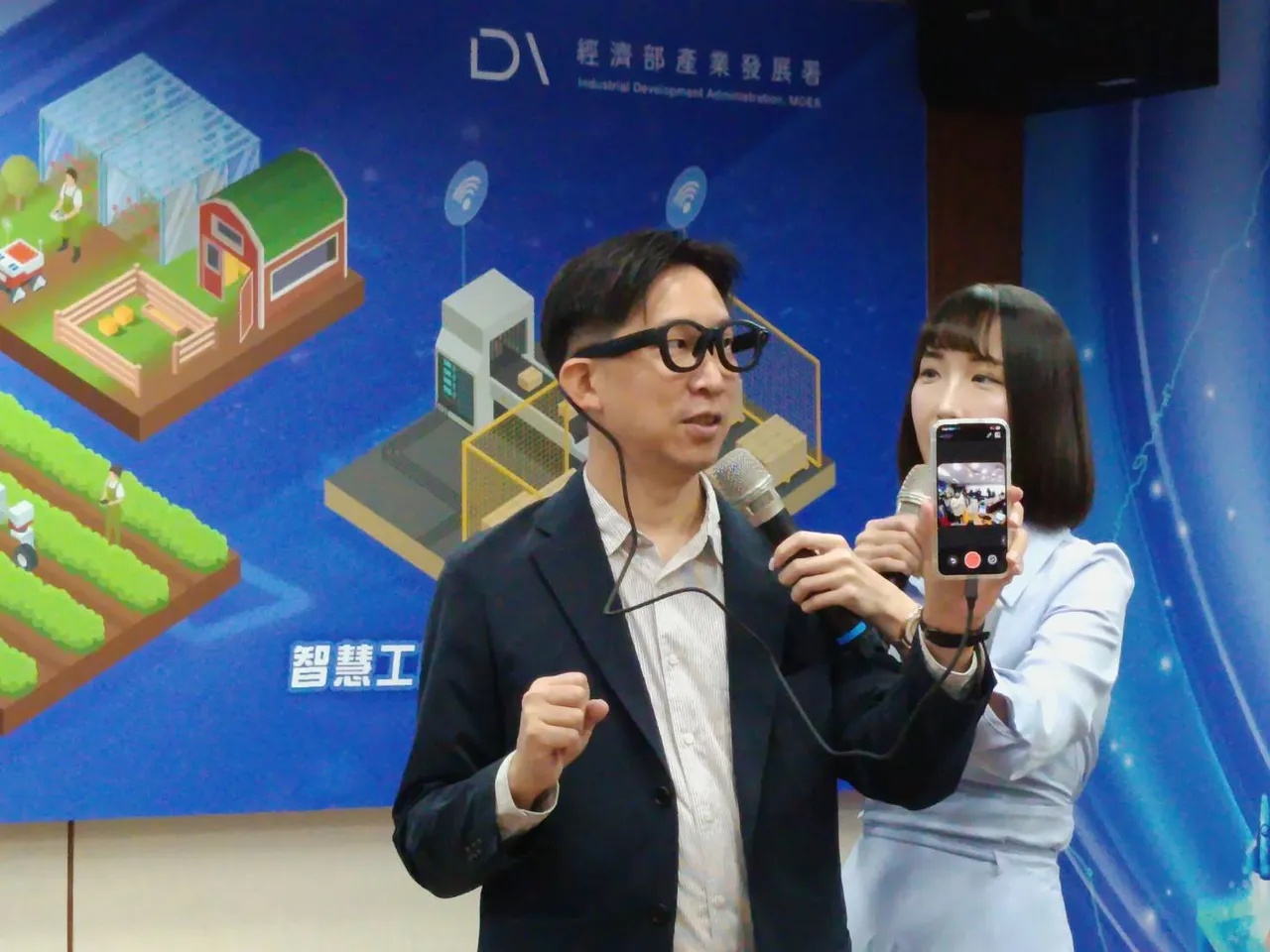 经济部产业发展署今举行「驱动国内IC设计业者先进发展补助计划」推动成果记者会，图左为见臻科技执行长简韶逸。许丽珍摄