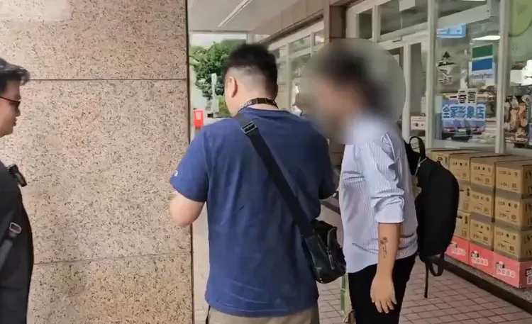 律师孙全平涉偷拍笔录转传给诈团成员，今天上午被警方拘提。翻摄画面