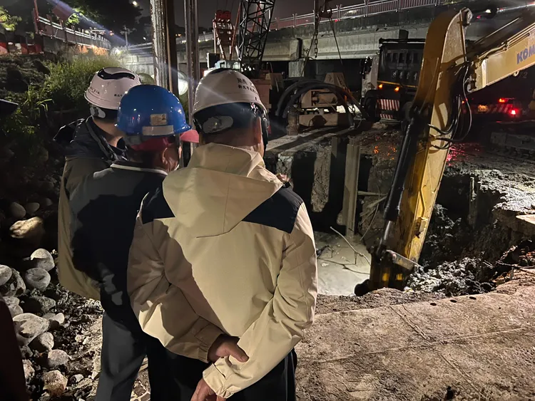 現場持續進行開挖及打設鋼板樁作業，工務局長馮兆麟督促廠商盡速恢復供水。工務局提供