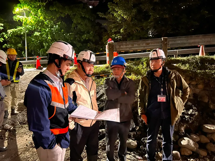 淡北道路工程挖破自来水管线，新北工务局长冯兆麟(左二)昨晚到场视察，了解目前自来水管抢修进度。工务局提供