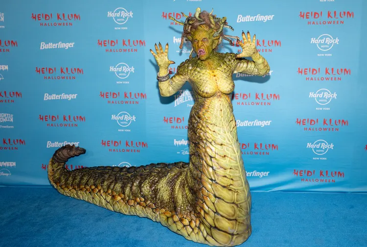 海蒂克隆压轴发表她的年度万圣节造型。美联社