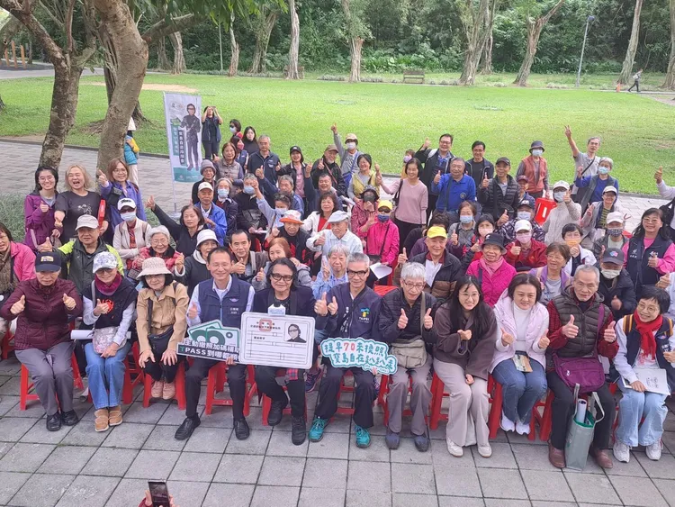 為推動高齡換照政策，公路局今（22日）於北市象山公園舉辦「高齡換照代言人快閃活動」。公路局提供