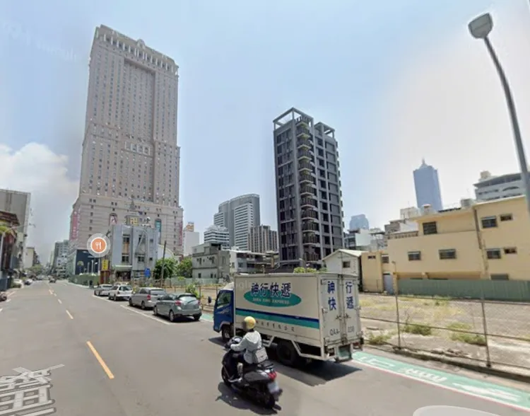 待售土地旁就是漢神百貨，屬於亞洲新灣區內精華地段。翻攝google map