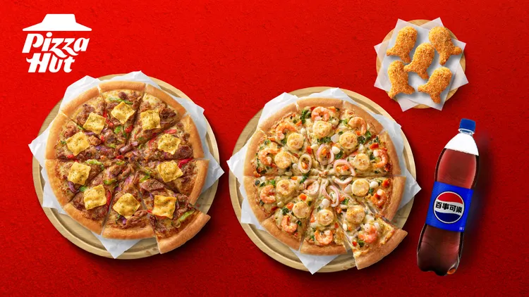 「普發一萬回饋優惠」系列活動，包含今（15日）起至11月30日限時推出的披薩外帶買大送大，再送副食及飲料，等於買1就送3。必勝客提供