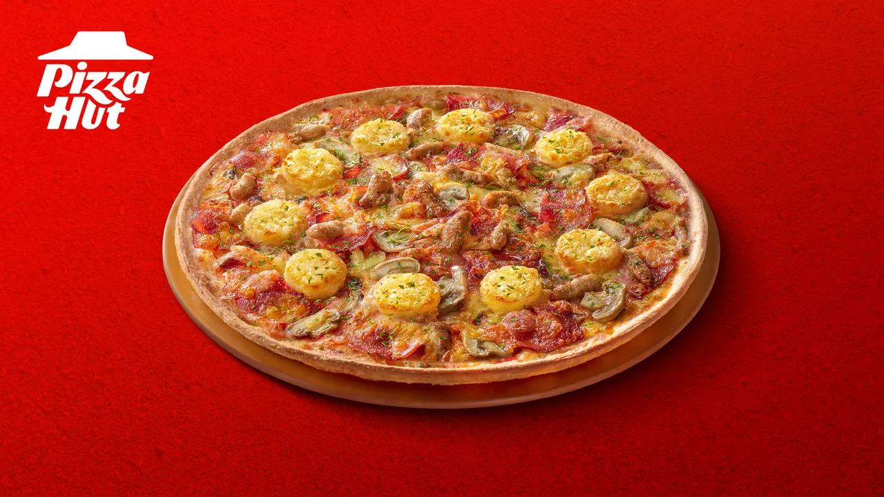 11月17月前「义式培根黄金薯」披萨可免费升级薄脆饼皮。必胜客提供