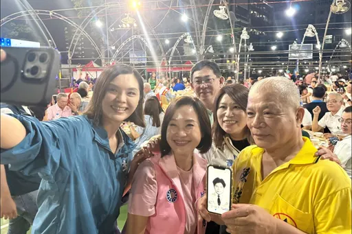 柯志恩巧遇高雄都市傳說「抓漏達人」　本尊自帶宣傳照對比